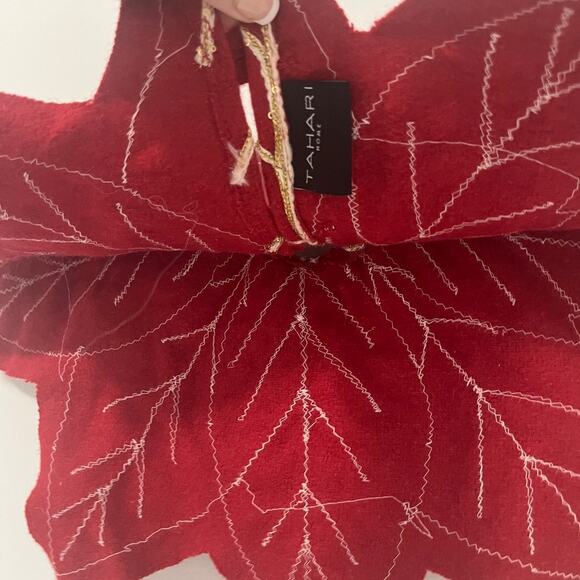 NEW Tahari Home Red Leaf Christmas Tree Skirt - Picture 4 of 6